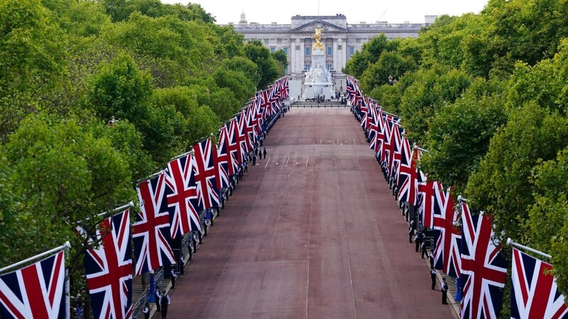 Die Mall vor der feierlichen Prozession des Sarges von Königin Elizabeth II. vom Buckingham Palace zur Westminster Hall.