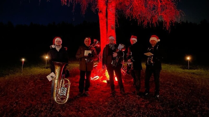 Dominik Heigl (Mitte) mit seinen Musikerfreunden erfreuten mit adventlich-weihnachtlicher Musik am Samstagabend die Nachbarn in der Umgebung.