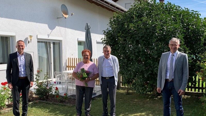 Bürgermeister Armin Grassinger und Landrat Werner Bumeder besuchten das Jubelpaar.
