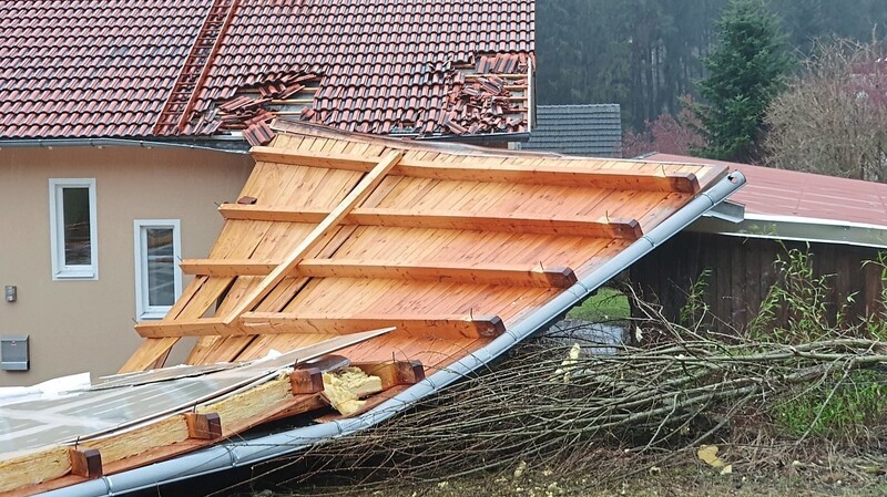 In Waldruh, südlich von Mauern, hat der Sturm das Dach einer Garage davongetragen und auf das Nachbarhaus geschleudert. Die Mauerner Feuerwehr konnte hier nichts mehr ausrichten.