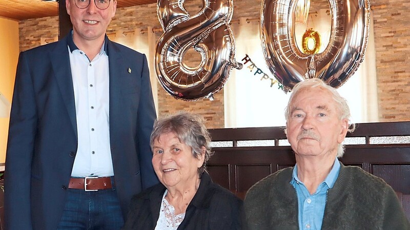 Bürgermeister Martin Hiergeist mit Jubilarin Sigrid Laimer und ihrem Mann Hermann.