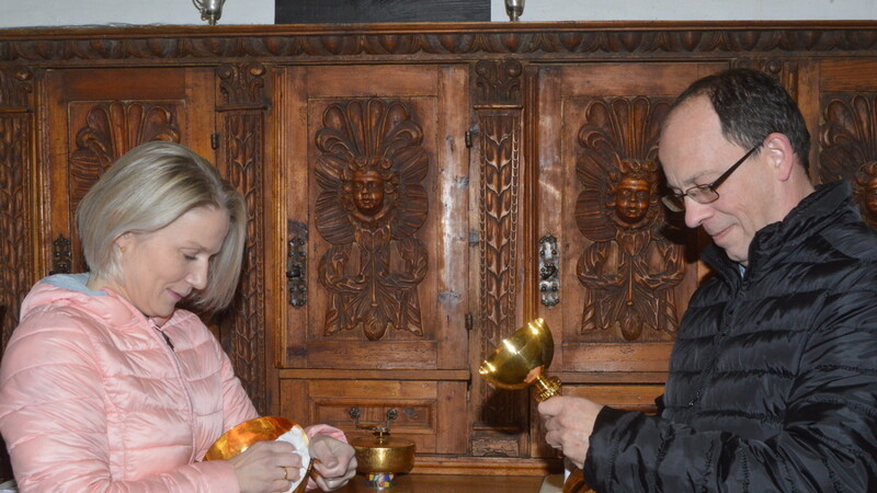 Die Altargegenstände müssen regelmäßig und sorgfältig poliert werden, hier Sonja und Franz Hundhammer in der Sakristei.