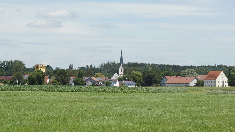 Gaindorf gehört seit der Gebietsreform zu Vilsbiburg. Urkundlich zum ersten Mal erwähnt wird der heutige Ortsteil wohl um das Jahr 1120. Damals hieß es Geindorf. In den folgenden Jahrzehnten wurde Gaindorf in Schriftstücken mal als Gandorf, mal als Gaindorf und als Gaendorf bezeichnet.