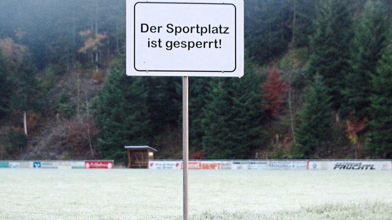 Der Sportplatz im Gschwelltal befindet sich bereits in der Winterpause. Auch die Turnhallen und das Vereinsheim sind aktuell für Sportaktivitäten gesperrt.
