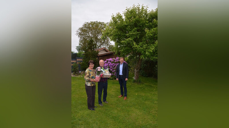 Bürgermeister Herbert Sporrer (r.) mit den pfiffigen Jubilaren Ingrid und Ade Henn, die übrigens auch ihren Garten noch selbst frisch und ansprechend halten.