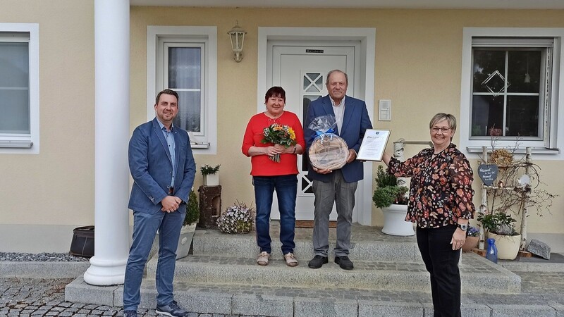Paul Bauer (2. v. r.) wurde zum Altbürgermeister ernannt, Bürgermeisterin Raimunda Menzel (r.) und Vizebürgermeister Markus Riedl überreichten die Urkunde und ein Präsent, Blumen gab es für Ehefrau Resi Bauer.