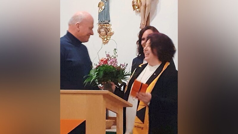 Bürgermeister Christian Kiendl überreichte der ausgeschiedenen Vorsitzenden Evi Reinl einen Blumenstrauß zum Dank.
