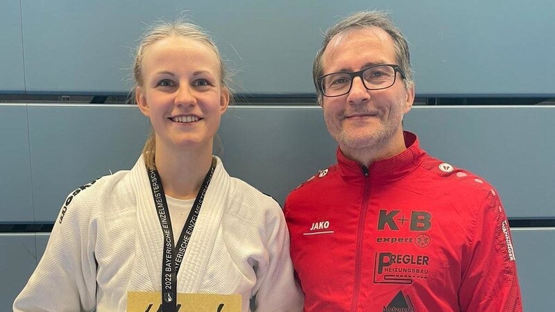 Emily Lorenz und Trainer Joachim Pregler freuen sich über den Bayerischen Meistertitel.