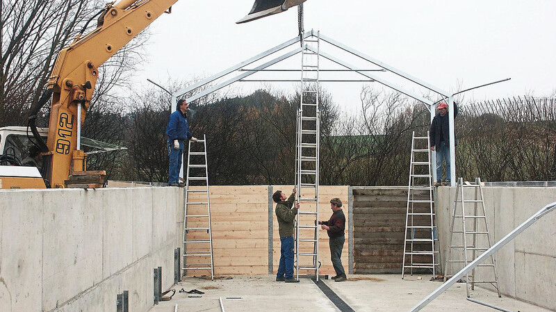 Die Halle am Bauhof bekommt ein neues Dach aus Blech.