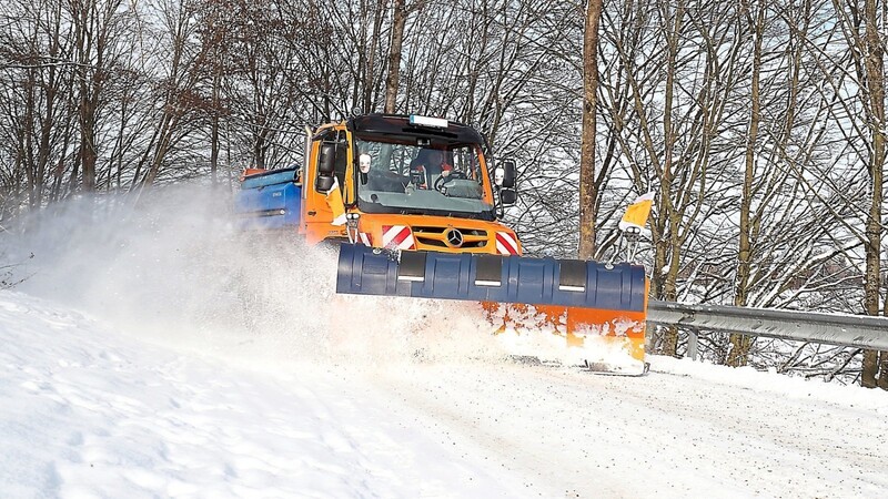 Bis zu zehn Zentimeter Schnee sind in den vergangenen Tagen in Landshut gefallen. Das bedeutete für den Winterdienst Dauereinsatz: Er ist zuständig für rund 800 Kilometer Straßen und Wege sowie 110 Kilometer Geh- und Radwege.