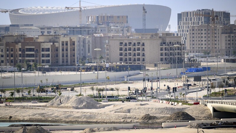 Das Lusail-Stadion in der katarischen Planstadt Lusail ist von den Fenstern eines Zimmers des Hotels "Le Royal Meridien" aus zu sehen.In wenigen Wochen beginnt im Wüstenstaat die wohl umstrittenste Fußball-WM aller Zeiten.