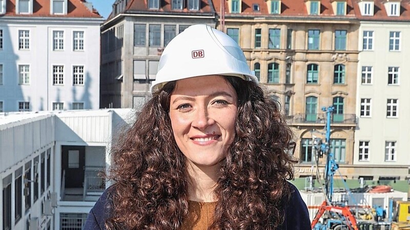 Daria Mundt auf dem Dach des DB Info-Centers am Marienhof. Sie bestimmt derzeit, wo blaue Bohrer insgesamt etwa 100 Brunnen sowie Grundwasser-Messstellen rund um die neue S-Bahnhaltestelle gesetzt werden.