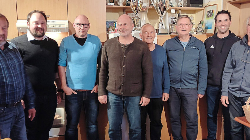 Alte und neue Vorstandschaft mit Ehrengästen (v.l.): Johann Meier, Hans-Peter Deifel, Markus Biermacher, Johann Wendl, Hans Wiesauer, Rüdiger Knyrim, Michael Blendl und Alois Oberhofer.