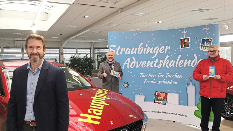 Stellten den Hauptpreis - einen Mazda CX-30 - vor (v.l.): Autohausinhaber Stefan Schindlbeck, Bürgermeister Dr. Albert Solleder und Initiator Josef Stelzl.