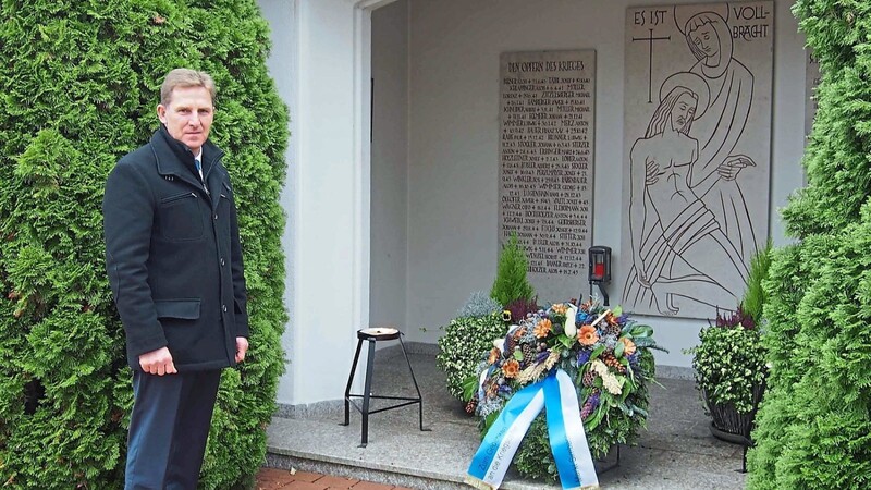 Simbachs Bürgermeister Herbert Sporrer verweilte allein vor dem Kriegerdenkmal.