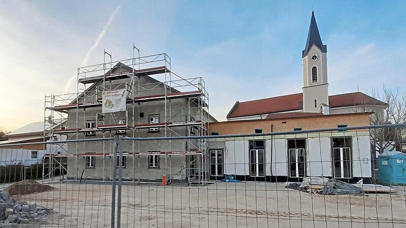 Mit dem sanierten Pfarrheim und dem angegliederten Bürgersaal am Pfarrer-Baumgartner-Platz gibt es in Prackenbach künftig einen zentralen Begegnungsort. Derzeit laufen noch die Arbeiten im Inneren des Gebäudes.