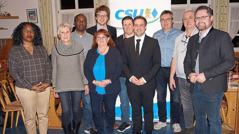 Die Vorstandschaft des CSU-Ortsverbandes Roding mit dem Kreisvorsitzenden Gerhard Hopp (rechts) und Ortsvorsitzendem Johannes Krüger (Vierter von rechts).