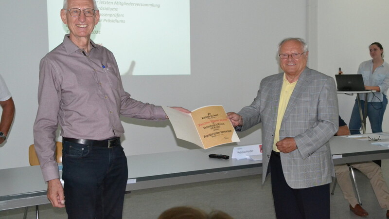 Josef Roth (rechts) überreicht dem scheidenden Präsidenten die Ehrennadel des BLSV.