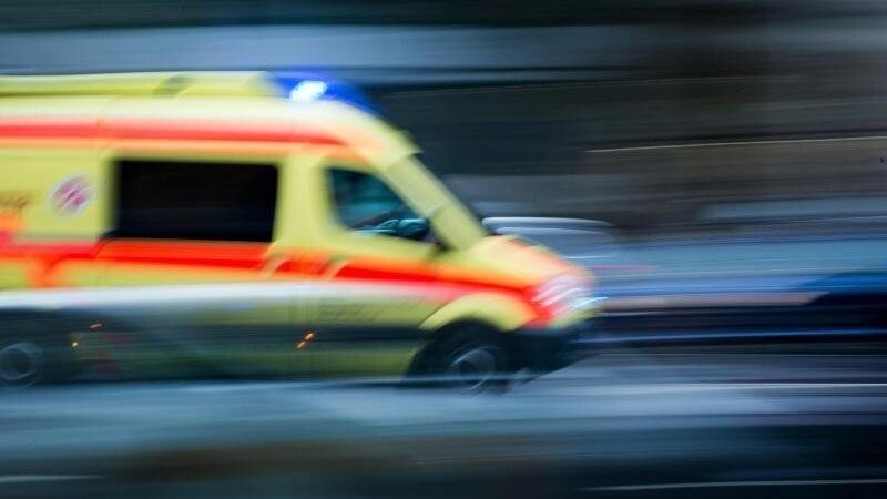 Eine Frau wurde am Donnerstag in Landshut mit Schnittverletzungen im Bauch aufgefunden. Sie wurde in eine Landshuter Klinik gebracht. (Symbolbild)