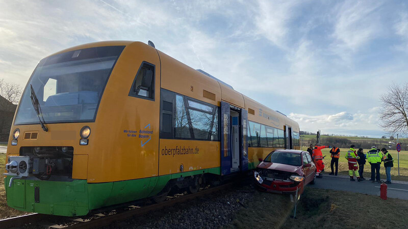 Am Bahnübergang Satzdorf sind am Montagnachmittag ein Zug der Oberpfalzbahn und ein Auto zusammengestoßen.