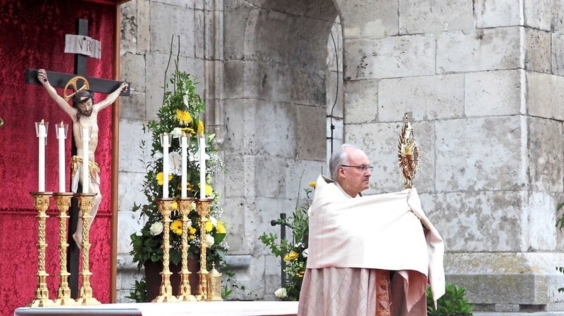 Vermutlich im nächsten Jahr wird es wieder prachtvolle Prozessionen zu Fronleichnam geben; im Bild der Regensburger Bischof Rudolf Voderholzer bei der Fronleichnamsfeier 2019.