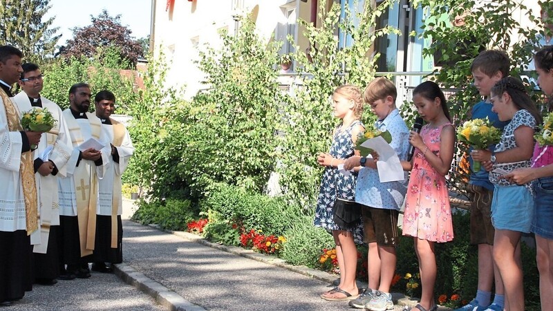 Die Kommunionkinder boten einen Willkommensgruß mit Blumen in den Kirchenfarben weiß/gelb.