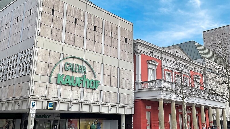 Über 100 Jahre bereits existierte auf dem Neupfarrplatz ein Warenhaus. In den 1970er Jahren wurde dann der Kaufhof gebaut.