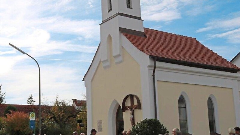 Die renovierte Kapelle erhielt von Pfarrer Clemens Voss den kirchlichen Segen. Rund 80 Gläubige nahmen an der Feier teil.