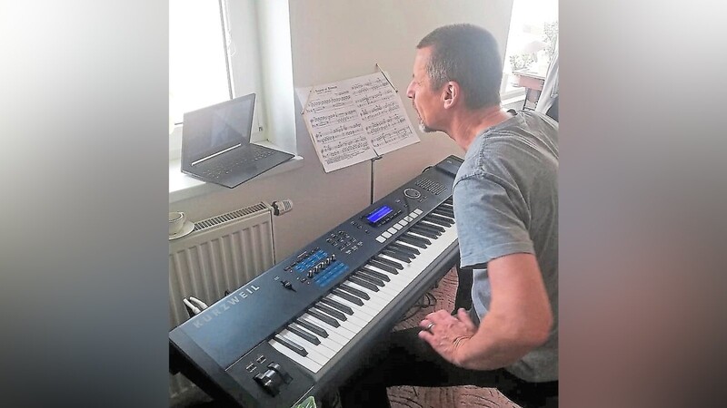 Vladimir Kratochvil sitzt in Tschechien und unterrichtet via Skype Mila Moosmayer in Schierling.