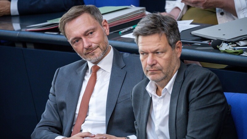 Finanzminister Christian Lindner (FDP) und Wirtschaftsminister Robert Habeck (Grüne) bei einer Sitzung im Bundestag.