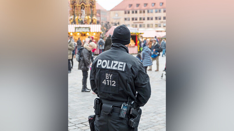 Ein Polizist am Nürnberger Christkindlmarkt.