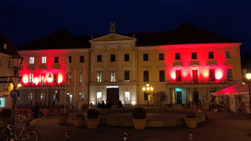 Der Name #AlarmstufeRot ist Programm: Aus Protest gegen die angeordneten Schließungen auch in der Kultur-Branche leuchtet das Theater am Bismarckplatz in Regenburg ab sofort rot. Mehr als nur ein Hilferuf.