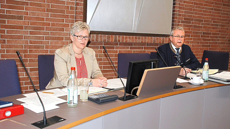 Mit Sicherheitsabstand in der Sitzung: Kreiskämmerin Silke Raml und Landrat Josef Laumer.