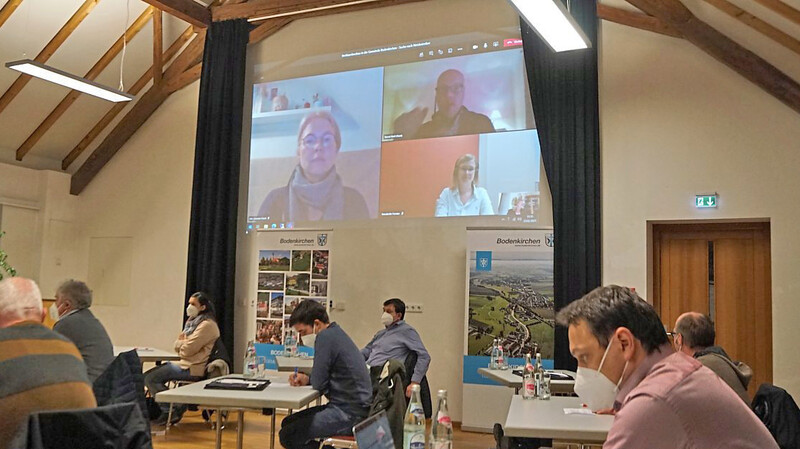 Janet Schrader (links), Bernd Krell und Annabelle Forster waren per Video mit den Gemeinderäten verbunden.