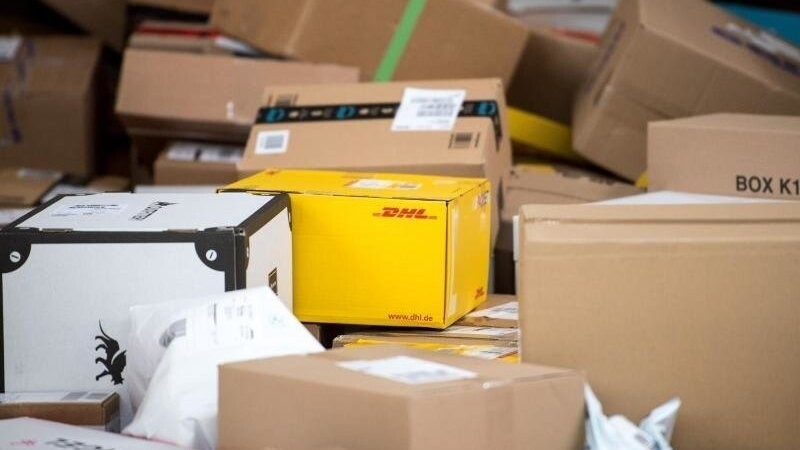 Eine Postangestellte hat in den letzten 1,5 Jahren rund 80 Pakete geklaut. (Symbolbild)