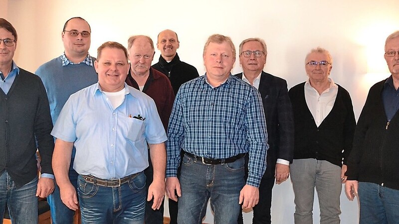 Vorsitzender Wolfgang Hiergeist (3.v.l.) mit dem Vorstand freute sich über den Besuch des Patenvereins und des Referenten Walter Spenger (r.).
