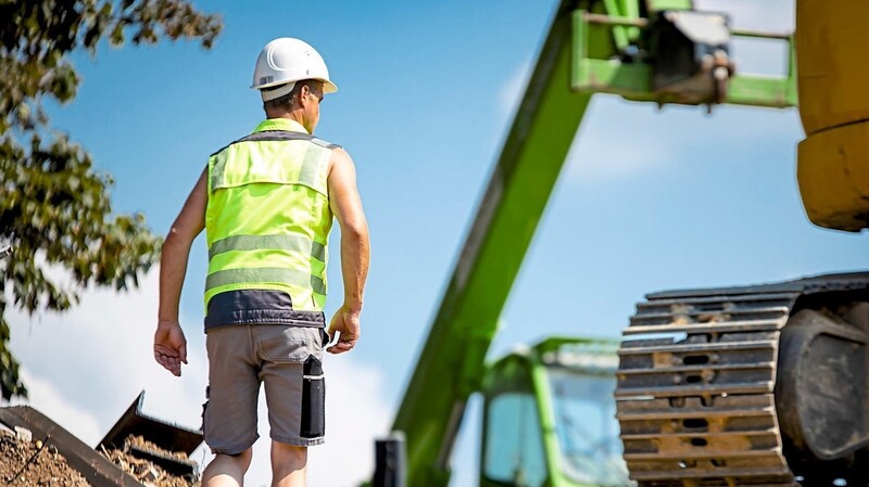 Bald allein auf der Baustelle? Baufirmen im Landkreis Kelheim steuern auf einen verschärften Fachkräftemangel zu - wenn die Branche für Beschäftigte nicht attraktiver wird, warnt die IG BAU.