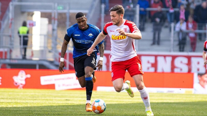 Andreas Albers (r.) und der SSV Jahn werden aller Voraussicht nach auch in der kommenden Saison wieder in der 2. Bundesliga spielen.