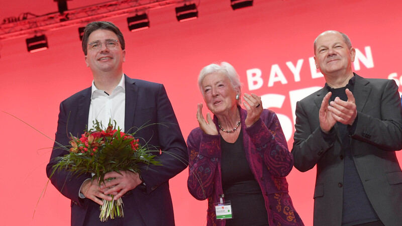 Mit Bundeskanzler Olaf Scholz (r.) und der ehemaligen SPD-Landeschefin Renate Schmidt bekommt Florian von Brunn auf dem Parteitag in München prominente Unterstützung.