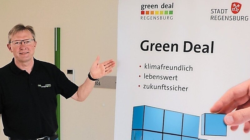Der Geschäftsführer der Energieagentur, Ludwig Friedl, stellt den neuen Green Deal der Stadt Regensburg vor, ein Konzept, das die Stadt bis 2035 CO2-frei machen soll.