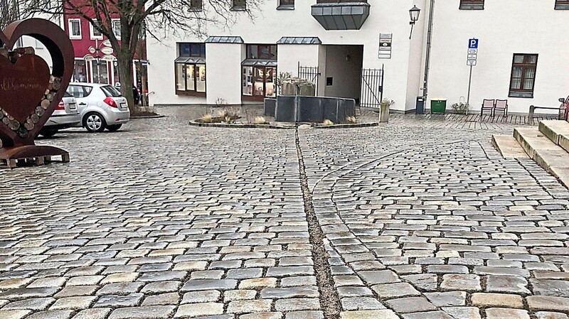 Die Bronzeleiste, die die wichtige Handelsstraße nach Straubing symbolisiert, ist abmontiert und gestohlen worden.