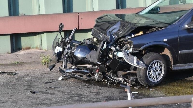 Das bechädigte Tatfahrzeug und ein zerstörtes Motorrad auf der Berliner Stadtautobahn A100 in Höhe der Ausfahrt Alboinstraße.