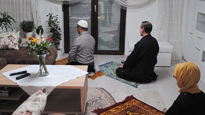 Das Fastenbrechen während des Ramadans endet mit einem Abendgebet, wie hier im Wohnzimmer der Familie Demir.