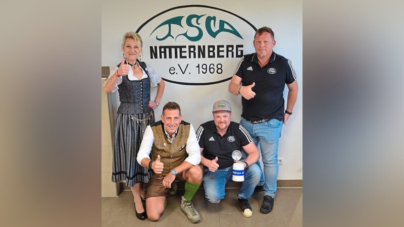 Eine Sammelaktion beim TSV Natternberg haben Abteilungsleiter Christian Halser (r.) und Jugendleiter Robert Hubinger (2.v. r) ins Leben gerufen. Für die Zuwendung bedankten sich Anita Haban (l.) und Andreas Achatz als Vorstandsmitglieder des Vereins "Schützen-Hilfe".