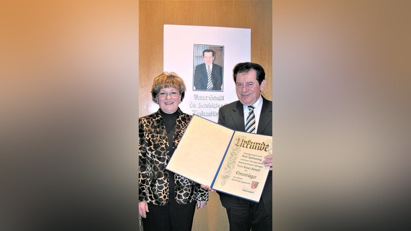Die Verdienste von Werner Schmidt wurden bei seiner Verabschiedung durch die damalige Bürgermeisterin Eleonore Mayer gewürdigt.