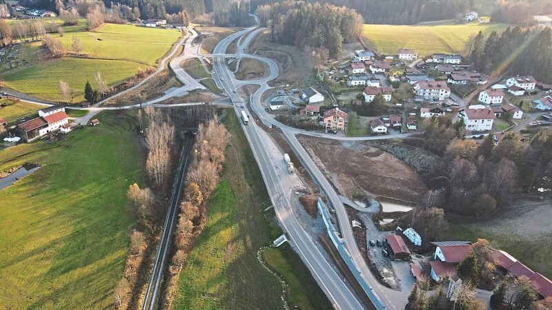 Das Luftbild zeigt die B 11-Ausbaumaßnahme im Bereich Hochbühl. Aus Sicht des Bund Naturschutz beweist es den enormen Flächenverbrauch. Das Staatliche Bauamt Passau hält dagegen.