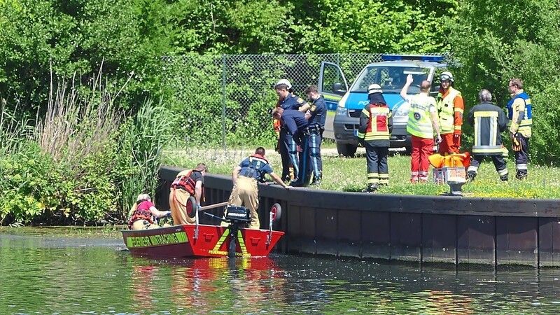 Falscher Alarm: Statt eines Menschen fischten die Feuerwehrleute eine Jacke aus der Donau.