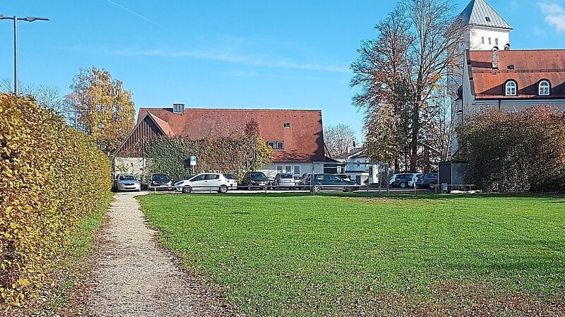 Die Fahrzeughalle mit fünf Stellplätzen soll hinter dem alten Feuerwehrhaus auf dem Bolzplatz entstehen.
