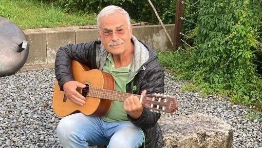 Hermann Mirtl genießt seinen Ruhestand. Unter anderem hat er gelernt, Gitarre zu spielen.