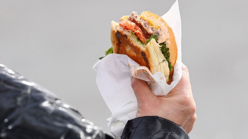 Das Unternehmen Develey hat eine Burger-Soße zurückgerufen (Symbolbild).